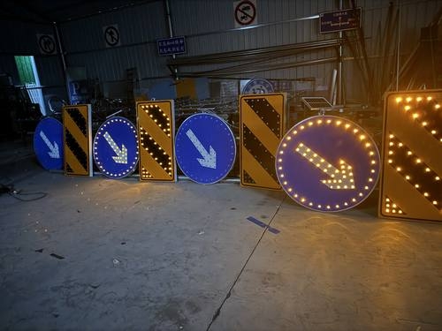 包头包头河南太阳能交通标牌 河南自发光交通路标牌厂家